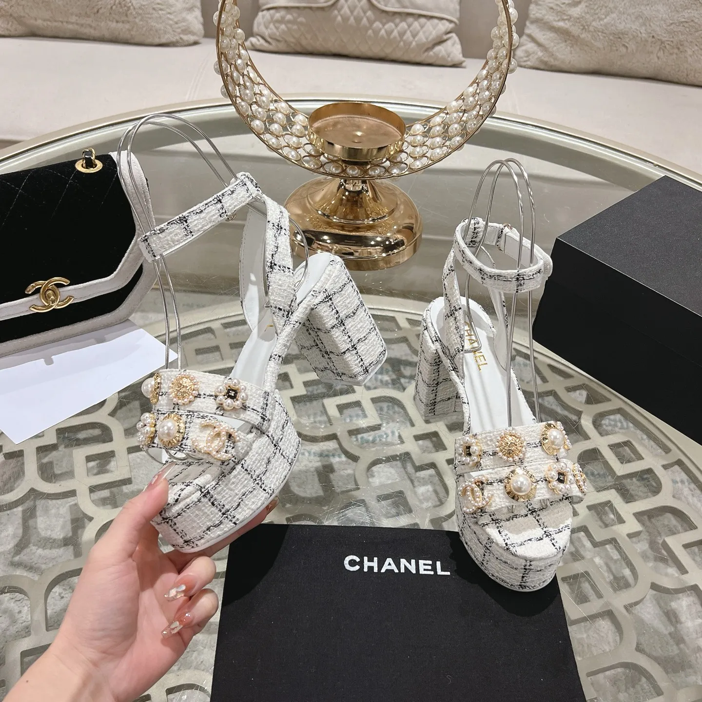 👟👟Ex-factory price 580👟👟 𝐂𝐇𝐀𝐍𝐄𝐋 | Xiaoxiang 25𝐬𝐬Spring and summer new products Counter classic catwalk models New series of high-heeled and waterproof platform sandals〰 A must-have in the fashion circle, the combination will interpret the meticulous, minimalist and classic elements that will never fade away It shows a unique dressing style that is too beautiful to say. A must-have for summer... Upper: Highly customized original specific fabrics. Lining: imported sheepskin lining. Outsole: original molded non-slip outsole. Heel height: 12cm. Waterproof platform: 2.5cm. Size: 35-39 (40.41.42 customization is not returnable)